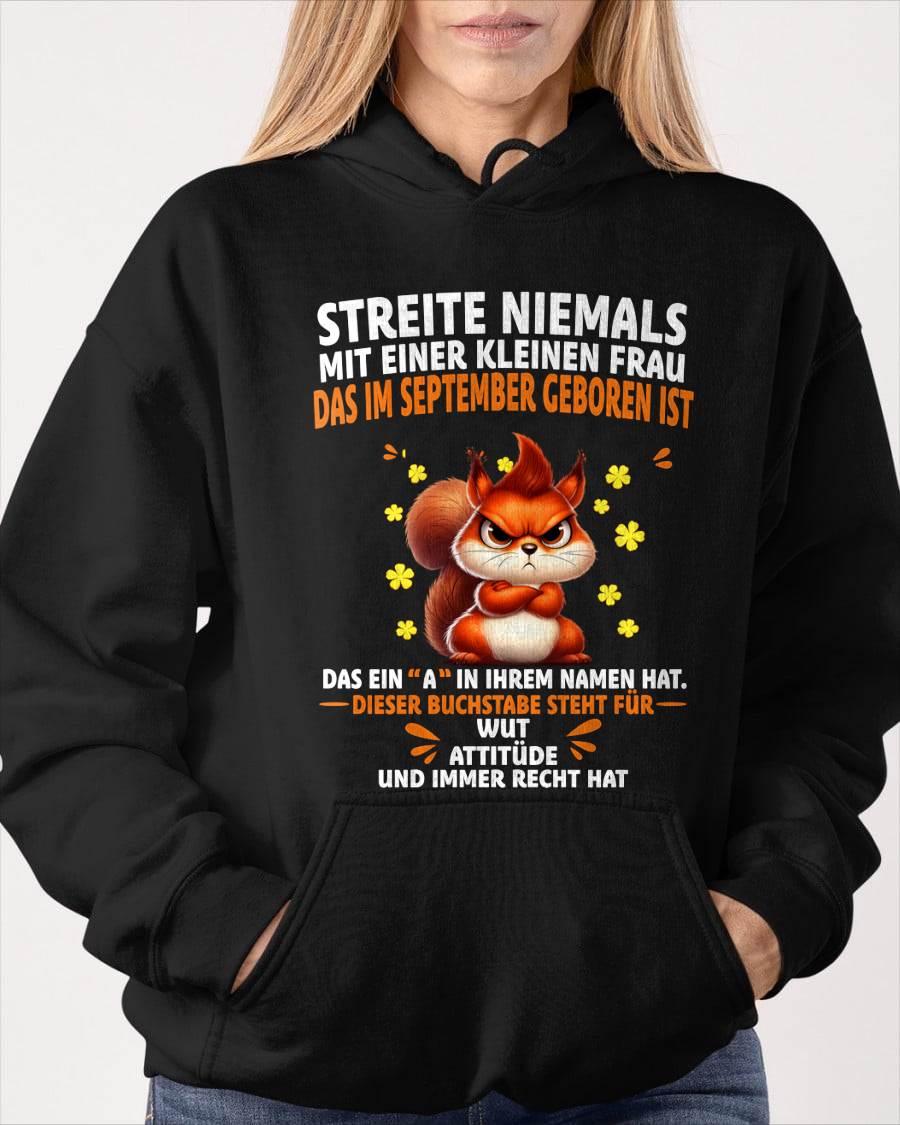 "Kleine Frau mit Attitüde" – T-Shirt für Frauen – TIEN09 (SKU2606-250-09)