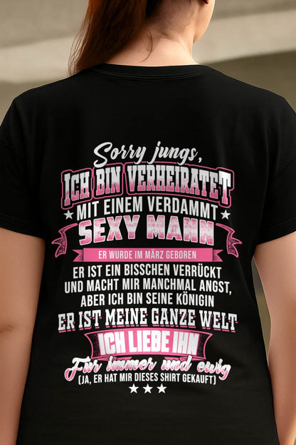 "Sorry Jungs, Ich Bin Verheiratet Mit Einem Verdammt Sexy Mann" – Ehefrau T-Shirt Von Meinem Ehemann – TIEN03 (SKU2606-118-03)