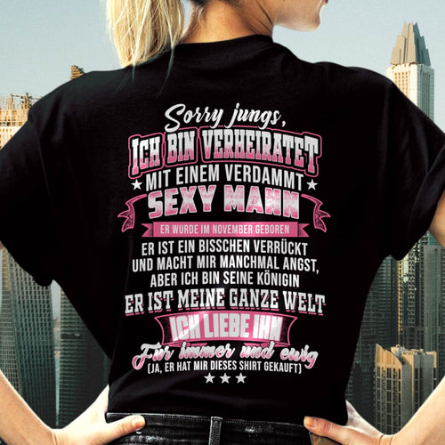"Sorry Jungs, Ich Bin Verheiratet Mit Einem Verdammt Sexy Mann" – Ehefrau T-Shirt Von Meinem Ehemann – TIEN11 (SKU2606-118-11)