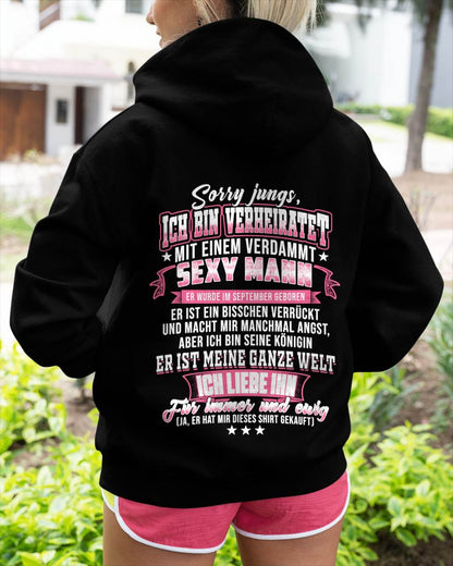"Sorry Jungs, Ich Bin Verheiratet Mit Einem Verdammt Sexy Mann" – Ehefrau T-Shirt Von Meinem Ehemann – TIEN09 (SKU2606-118-09)
