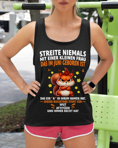 "Kleine Frau mit Attitüde" – T-Shirt für Frauen – TIEN06 (SKU2606-250-06)