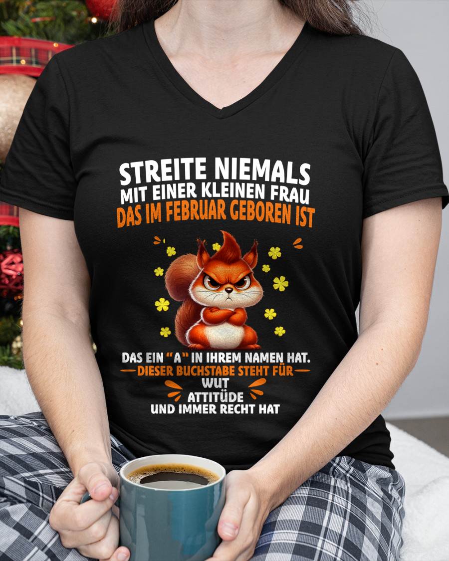 "Kleine Frau mit Attitüde" – T-Shirt für Frauen – TIEN02 (SKU2606-250-02)