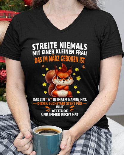 "Kleine Frau mit Attitüde" – T-Shirt für Frauen – TIEN03 (SKU2606-250-03)